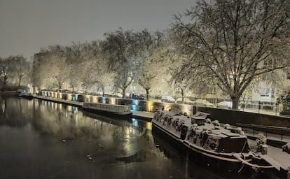 Primeros copos de nieve en la Pequeña Venecia londinense. 