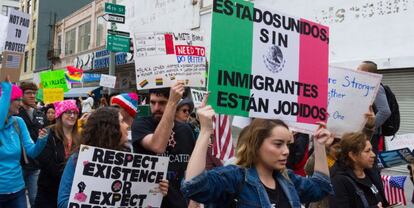 Manifestantes sostienen pancartas durante una protesta por el aumento de las redadas y las pol&iacute;ticas anti inmigrantes de la administraci&oacute;n del presidente de EE.UU. Donald Trump.