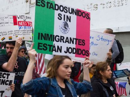 Manifestantes sostienen pancartas durante una protesta por el aumento de las redadas y las pol&iacute;ticas anti inmigrantes de la administraci&oacute;n del presidente de EE.UU. Donald Trump.