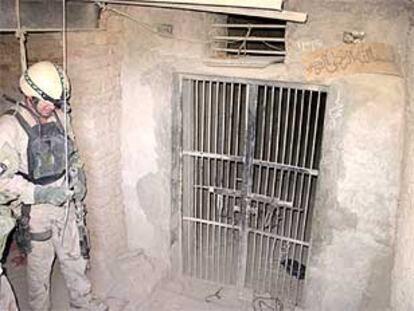 Un <i>marine</i> de EE UU, en una celda de prisioneros excavada en el interior de una cueva al este de Afganistán.