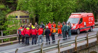 El puesto de mando se reúne en el puente de Endarlatsa (Navarra) antes de iniciar este jueves la búsqueda de un migrante desaparecido.