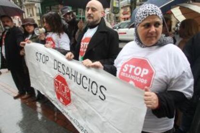 Un momento de la protesta ante la sede central de BBK en Bilbao.