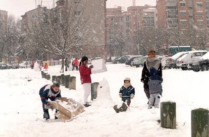 Un grupo de madrileños disfrutan en un parque jugando con la nieve caída en la ciudad, en diciembre de 2001.