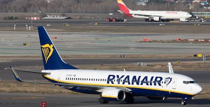 Un avión de Ryanair y otro de Ryanair en el aeropuerto Adolfo Suárez-Madrid Barajas