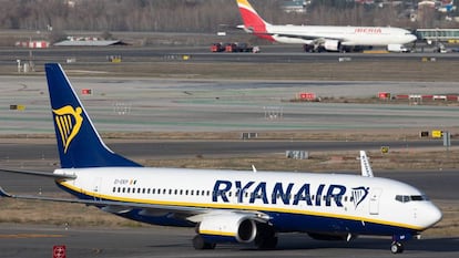 Un avión de Ryanair y otro de Ryanair en el aeropuerto Adolfo Suárez-Madrid Barajas