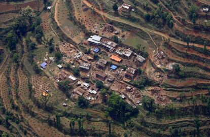 Vista aérea de un pueblo afectado por el terremoto en el distrito de Sindhupalchwok, a 75 kilómetros de Katamandú (Nepal), 29 de abril de 2015.