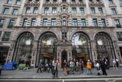 Fans de Apple haciendo cola en la tienda de la marca en Regent Street en Londres para comprar el nuevo iPhone 6.