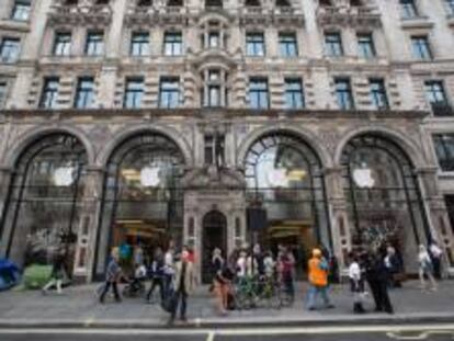 Fans de Apple haciendo cola en la tienda de la marca en Regent Street en Londres para comprar el nuevo iPhone 6.