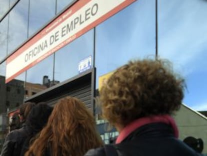 Cola ante una oficina de empleo de Madrid.