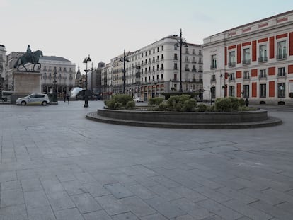 Plaza de Sol de Madrid, este domingo, vacía tras la declaración de estado de alarma.