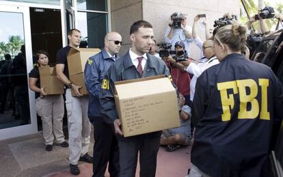 Agents de l'FBI retiren documentació de la Concacaf aquest dimecres.