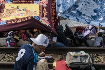 Al pasar las horas la desesperación se acrecentaba entre los más de mil migrantes que permanecían sobre el puente en sus campamentos improvisados. 
