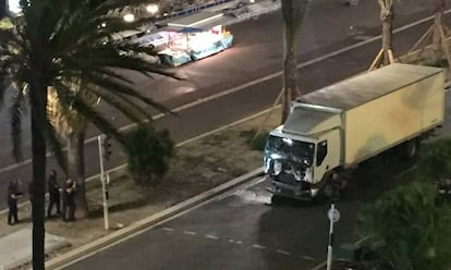 O caminhão que atropelou dezenas de pessoas no atentado de Nice.