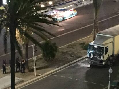 O caminhão que atropelou dezenas de pessoas no atentado de Nice.