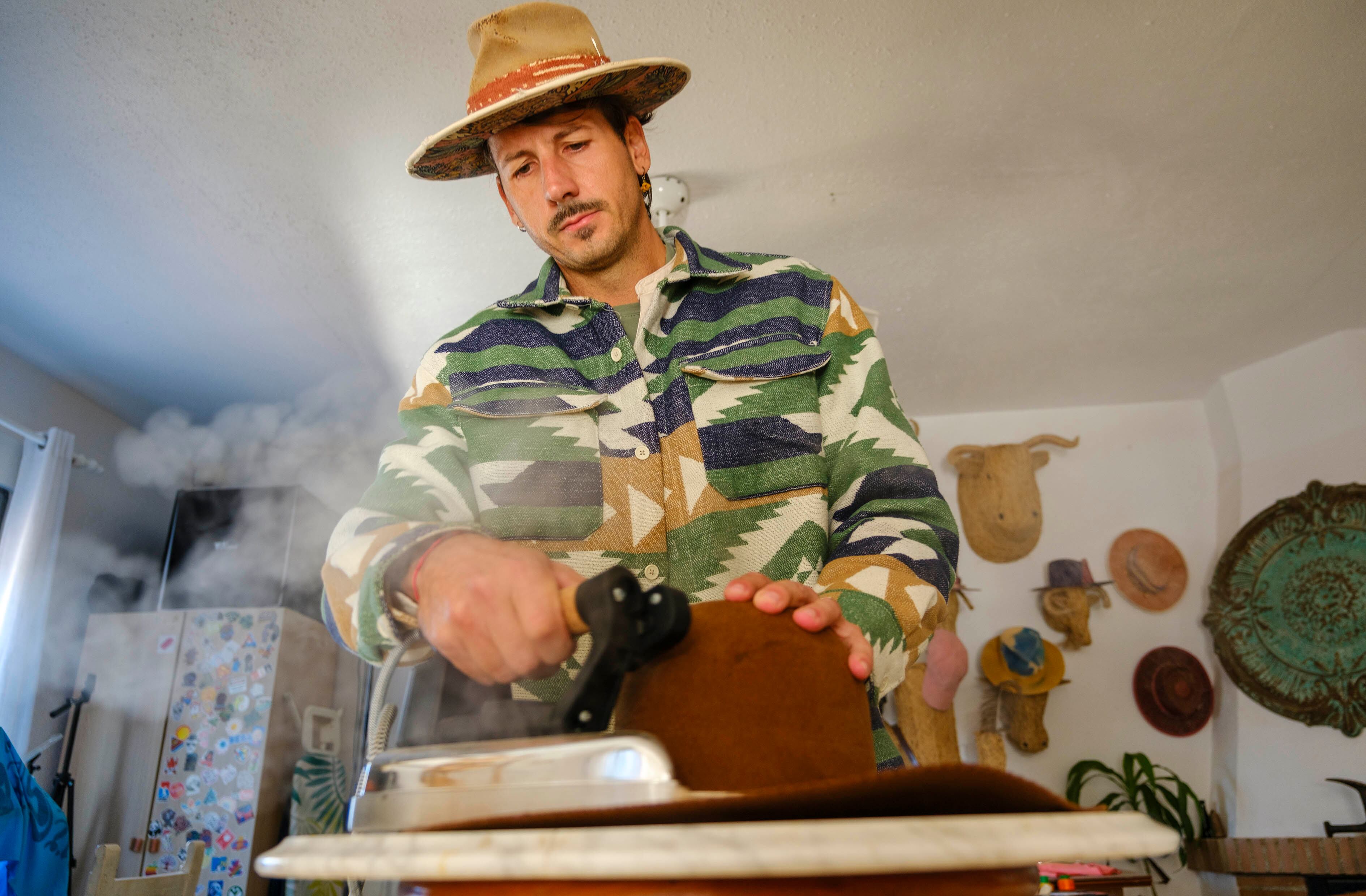 En el taller de Alejandro Mateos se reparten hormas de madera, un par de máquinas de coser o una plancha. 