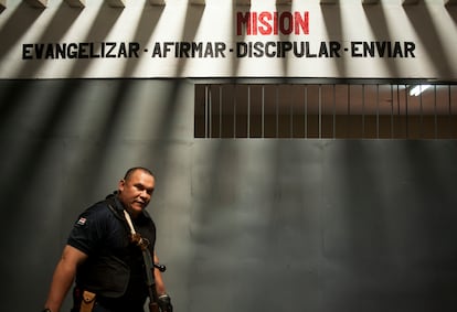 Un guardia recorre los pasillos de una de las cárceles.