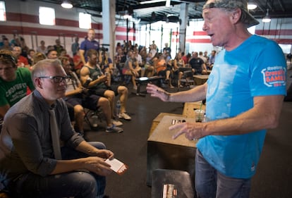 Greg Glassman, fundador y ex consejero delegado de CrossFit, durante una reunión con los empleados de su empresa en 2015.