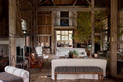 Interior en Jarabacoa (República Dominicana), un salón con una estructura de madera antigua de Pensilvania. Es uno de los trabajos que muestra en su libro 'Town & Country'.