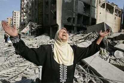 Una mujer llora ante las viviendas arrasadas por los bombardeos israelíes contra los barrios del sur de Beirut.