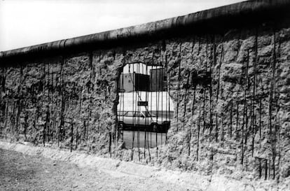 Instant&aacute;nea del Muro de Berl&iacute;n en 1990 desde el lado oriental. 