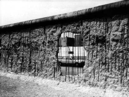 Instant&aacute;nea del Muro de Berl&iacute;n en 1990 desde el lado oriental. 