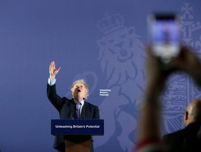 El primer ministro británico, Boris Johnson, gesticula mientras pronuncia un discurso sobre "liberar el potencial británico" en el Old Royal Naval College en Londres (Gran Bretaña).