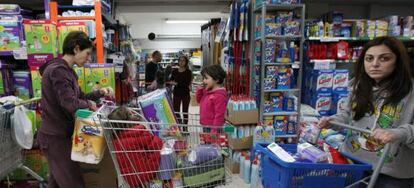 Ciudadanos chipriotas acuden en masa a los supermercados en Nicosia, por miedo a que la crisis financiera provoque una escasez de alimentos.