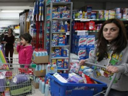 Ciudadanos chipriotas acuden en masa a los supermercados en Nicosia, por miedo a que la crisis financiera provoque una escasez de alimentos. 