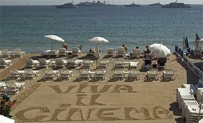 Cannes vive estos días su gran cita cinematográfica. En la imagen, la frase "Viva el cine" escrita en la arena de la playa.

/ AP
