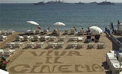 Cannes vive estos días su gran cita cinematográfica. En la imagen, la frase "Viva el cine" escrita en la arena de la playa.
/ AP