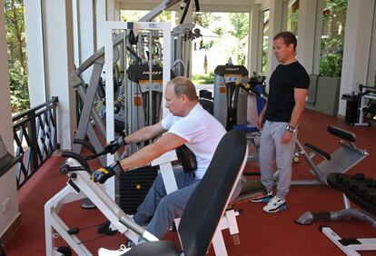 Putin e Medvedev fazem exercícios na sala de pesos. A popularidade do presidente russo vem em queda nos últimos meses devido à crise econômica e à desvalorização do rublo, provocadas pela baixa do preço do petróleo e pelas sanções ocidentais em razão da guerra na Ucrânia.