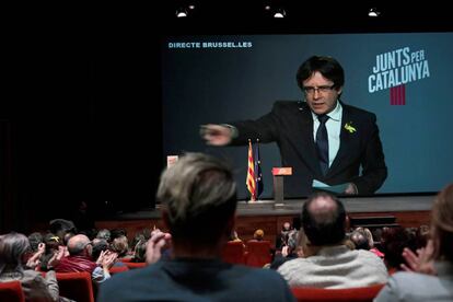 Puigdemont interviene por videoconferencia desde Bruselas en un acto de Junts per Catalunya en Vic.