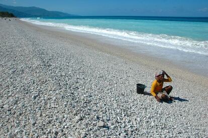 2008, Timor Occidental, Indonesia. Con frecuencia, lugares del mundo devastados por desastres naturales o conflictos te sorprenden con una belleza abrumadora. Esta maravillosa playa fue un descubrimiento durante una salida en Timor Occidental.