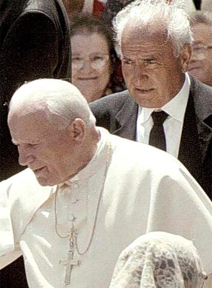 Camilo Cibin, detrás de Juan Pablo II, en 1996.