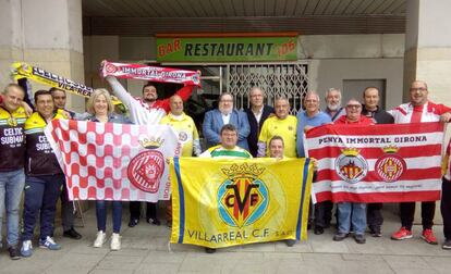 Peñistas del Villarreal y del Girona, durante la última visita del conjunto castellonense a Montilivi, esta temporada. José Luis Alcón está en el centro, con una chaqueta azul oscura.