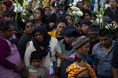 Silvia Romero, madre de Abimael Jiménez, acompañada de su familia hacia el panteón de Tepuxtepec.