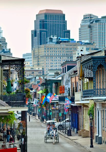 Vista de la conocida Bourbon Street, en el histórico Barrio Francés de Nueva Orleans.