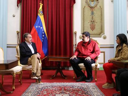 Jose Luis Rodríguez Zapatero, iaquierda, con el presidente venezolano, Nicolás Maduro, y la ministra de Exteriores, Delcy Rodríguez, el pasado lunes en el Palacio de Miraflores.