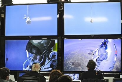 Monitores del centro de control desde el que se ha hecho el seguimiento del salto de Baumgartner.