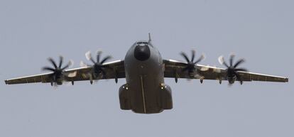 Un avi&oacute;n de transporte militar A400M.