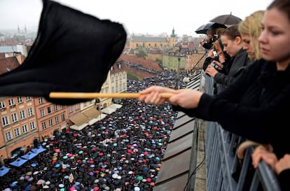 Protesta de mujeres vestidas de negro en Varsovia.