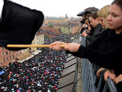 Protesta de mujeres vestidas de negro en Varsovia.