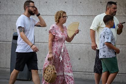 Una mujer se abanica, el martes, en Madrid (España). La segunda ola de calor del verano podría alcanzar temperaturas máximas de hasta 47 grados centígrados  en algunos puntos de la península. En Madrid, está previsto que el termómetro llegue a los 41º. 