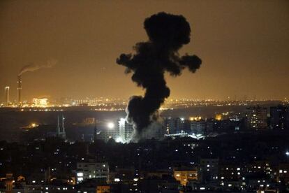 Colunas de fumaça depois de um ataque israelense sábado em Gaza.