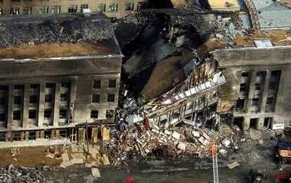 Vista aérea del estado en que se encuentra la parte del Pentágono destruida por uno de los atentados suicida del 11 de septiembre, mientras siguen las labores de desescombro y de rescate de trabajadores que se encontraban en el edificio en el momento del impacto.
