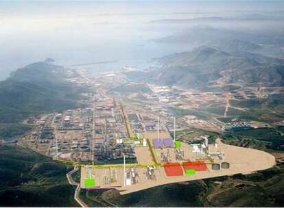 Vista aérea de la refinería de Cartagena, con una superposición virtual de las nuevas instalaciones.