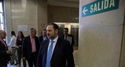 El Ministro de Fomento, José Luis Ábalos, en una reunión hoy.