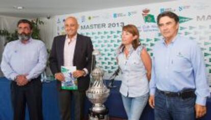 Manuel Villaverde, presidente de la Federación Gallega de Vela; José Manuel Blanco, director de comunicaciones de El Corte Inglés en Galicia; Isabel González, concejala de Deportes de Sanxenxo, y Pedro Campos, presidente del club anfitrión, presentan el trofeo.