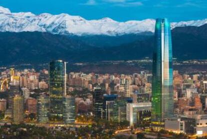 Vista de Santiago de Chile y la cordillera de los Andes. En primer término, la Gran Torre Santiago, de 300 metros de altura.