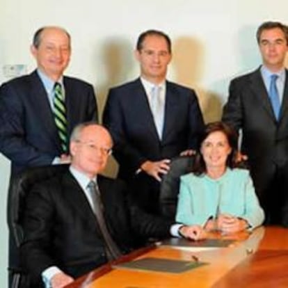 El nuevo consejo de administración de Bankia. En la fila de arriba (de izquierda a derecha): Fernando Fernández, Miguel Crespo, José Sevilla, Jorge Cosmen, Joaquín Ayuso y José Wahnon. En la fila de abajo (de izquierda a derecha): José Luis Feito, Eva Castillo, José Ignacio Goirigolzarri, Francisco Verdú y Javier Campo.